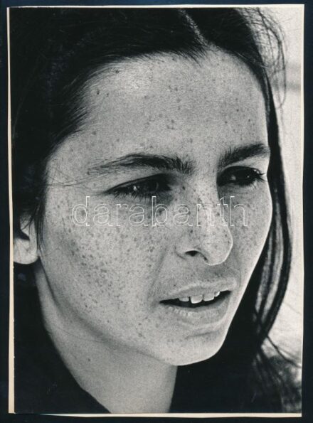 1973 Markó Kamilla győri fotóművész feliratozott, vintage fotóművészeti alkotása (Lány), ezüst zselatinos fotópapíron, a kép a Népművelési Intézet által, Győrben megrendezett fotós alkotótelep (eredeti fotókat tartalmazó) albumából származik, a felirat