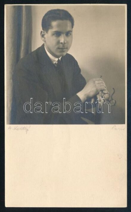 1928? André Kertész (1894-1985): Paul Arma (Weisshaus Imre, 1905-1987) magyar származású francia zeneszerző, zongoraművész, zeneetnológus, Bartók Béla tanítványának portréfotója, fotólap, jelzett a fotó alatt ceruzával (A. Kertész Paris), a hátoldalán dát