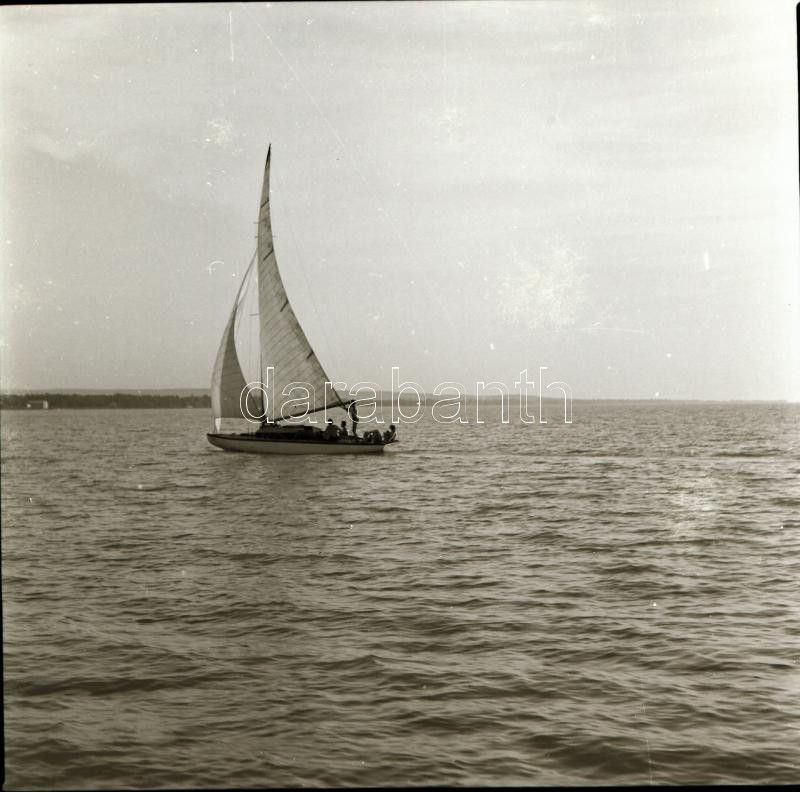 cca 1958 és 1969 között készült felvételek a Balatonról és a környezetéről, Medgyesi László (?-?) kecskeméti fotóművész hagyatékából 33 db vintage NEGATÍV, (Tihany, Badacsony, Balatonszemes, Balatonszabadi), a tároló tasakokon feliratozva, datálva, 6x6 cm