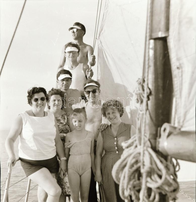 cca 1958 és 1969 között készült felvételek a Balatonról és a környezetéről, Medgyesi László (?-?) kecskeméti fotóművész hagyatékából 33 db vintage NEGATÍV, (Tihany, Badacsony, Balatonszemes, Balatonszabadi), a tároló tasakokon feliratozva, datálva, 6x6 cm - Image 2