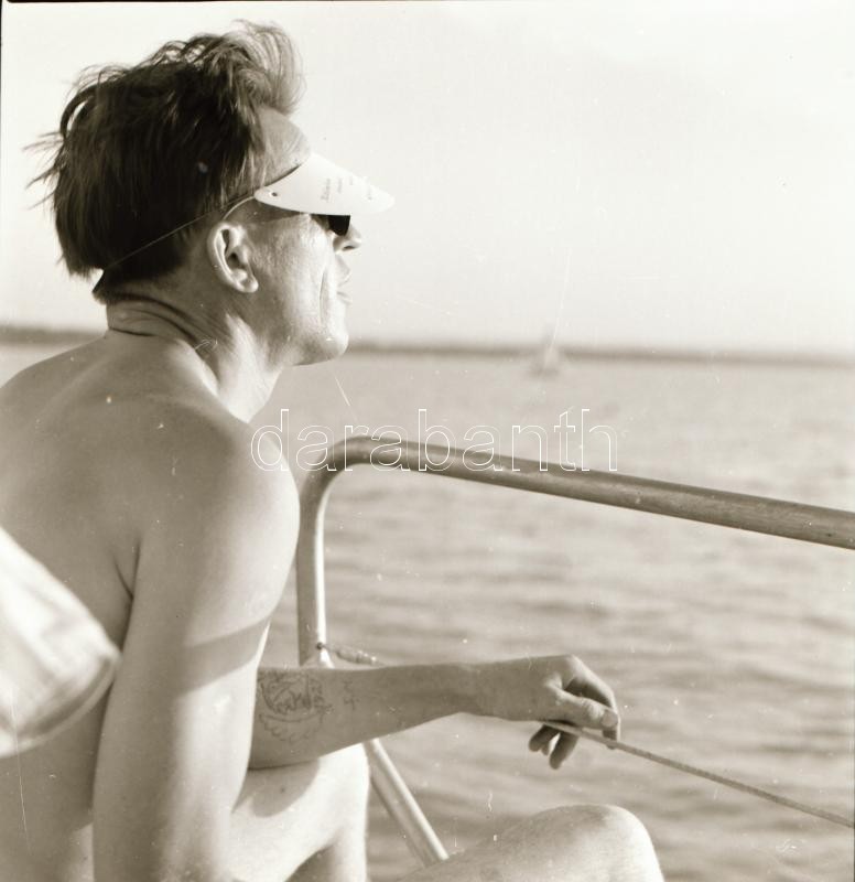 cca 1958 és 1969 között készült felvételek a Balatonról és a környezetéről, Medgyesi László (?-?) kecskeméti fotóművész hagyatékából 33 db vintage NEGATÍV, (Tihany, Badacsony, Balatonszemes, Balatonszabadi), a tároló tasakokon feliratozva, datálva, 6x6 cm - Image 3