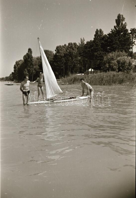 cca 1958 és 1969 között készült felvételek a Balatonról és a környezetéről, Medgyesi László (?-?) kecskeméti fotóművész hagyatékából 33 db vintage NEGATÍV, (Tihany, Badacsony, Balatonszemes, Balatonszabadi), a tároló tasakokon feliratozva, datálva, 6x6 cm - Image 4