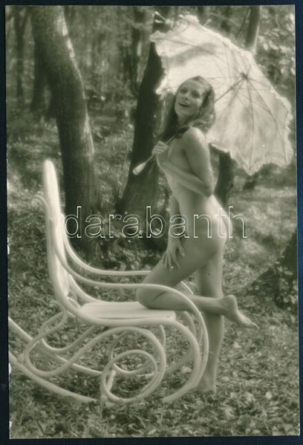 cca 1972 Hintaszékben napernyővel, jelzés nélküli fotóművészeti alkotás, szolidan erotikus, a hátoldalon szereplő felirat a Forte gyár azon termékére utal, amelyre ez a vintage nagyítás készült, ezüst zselatinos fotópapíron (selyemraszter felület, karton