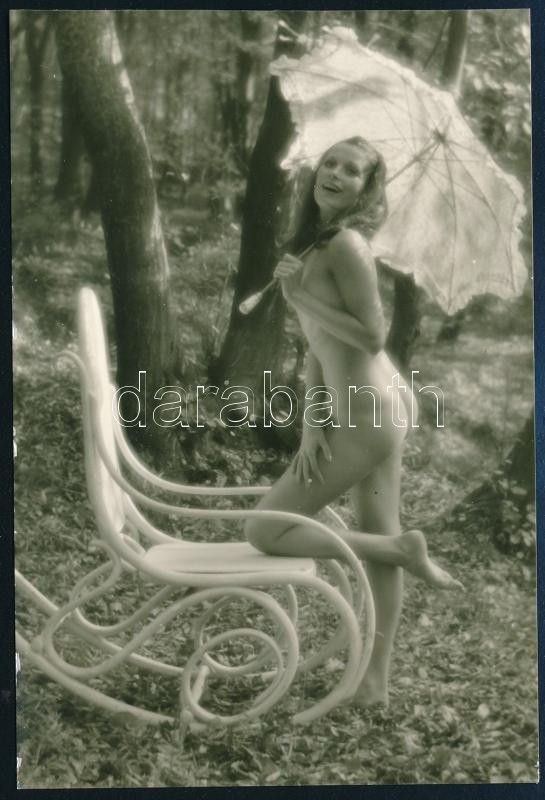 cca 1972 Hintaszékben napernyővel, jelzés nélküli fotóművészeti alkotás, szolidan erotikus, a hátoldalon szereplő felirat a Forte gyár azon termékére utal, amelyre ez a vintage nagyítás készült, ezüst zselatinos fotópapíron (selyemraszter felület, karton