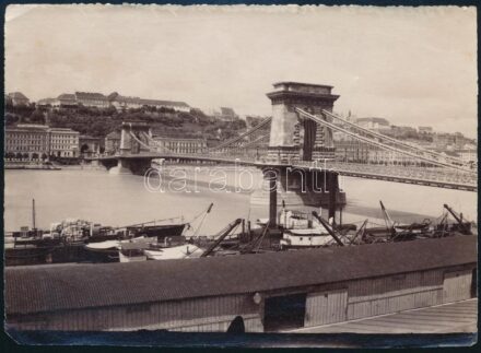 cca 1880 Lánchíd, a háttérben a budai várheggyel, fotó, Alois Beer, K. u. K. Hofphotograph Klagenfurt, a hátoldalán feliratozva és pecséttel jelzett, az egyik alsó sarkán hiánnyal, a felső szélén egészen apró sérülésekkel, 11x15