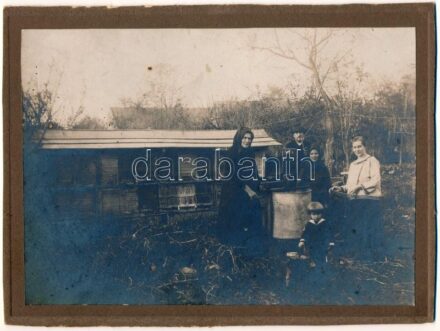 cca 1910 Katalinfalva (Kathreinfeld/Ravni Topolovac), méhészkedő család, fotó kartonon, a fotó felületén kis foltokkal, 14x18 cm