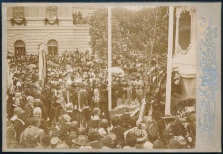 1897 A soproni Széchenyi szobor leleplezésének fotója, a fotón a kormányt képviselő Perczel Dezső (1848-1913) szabadelvű párti politikus, belügyminiszter, keményhátú fotó Stagl Ferenc soproni műterméből, a hátoldalon feliratozva, 11x16