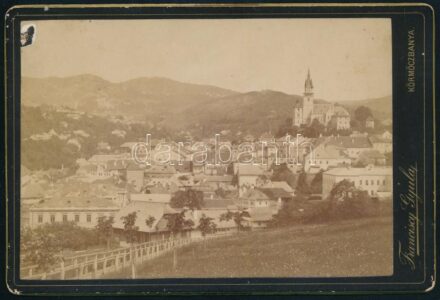 cca 1900 Körmöcbánya látképe, keményhátú fotó Franciscy Gyula fényképész műterméből, a fotó egyik felső sarkán sérüléssel, de ez a látképet nem érinti), kartonon kopásnyomokkal, 11x16 cm/ cca 1900 View of Kremnica (Körmöcbánya/Kremnitz), boardphoto, Franc