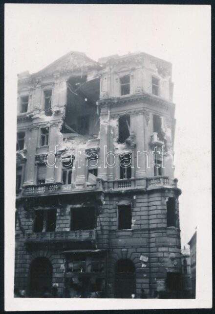 1956 Budapest, szétlőtt épület, fotó, 9×6 cm