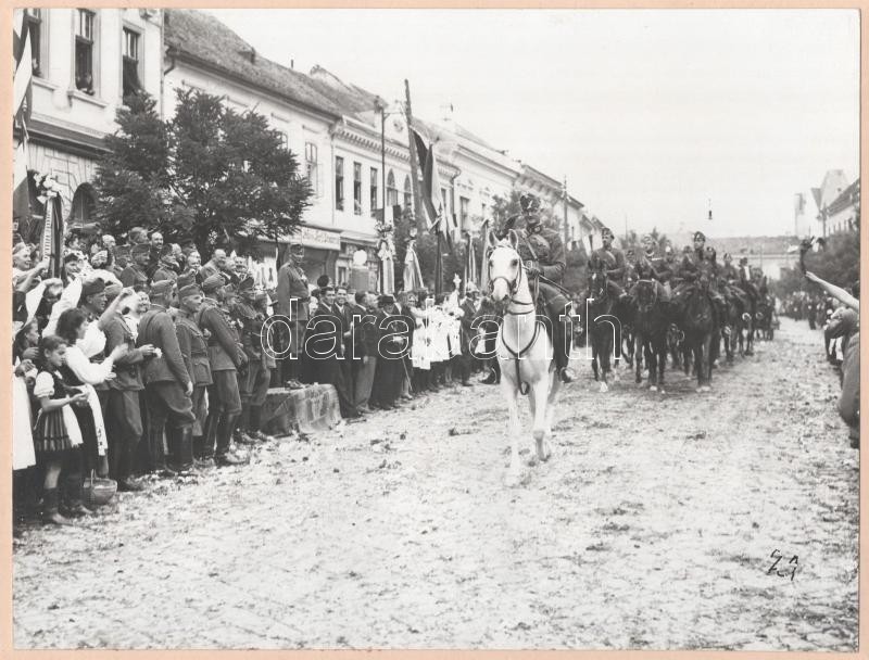 1940 Székelyudvarhely, magyar csapatok bevonulása a visszatérés alkalmából / Entry of the Hungarian troops to Odorheiu Secuesc. 24x20 cm Kartonon - Image 2