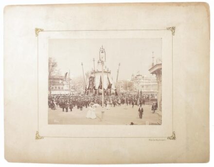 1896 Budapest, millenniumi kiállítás és ünnepség, kartonra kasírozott fotó Kösz György műterméből, 17,5×23,5 cm