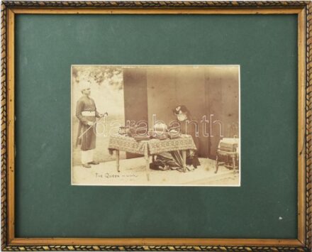 cca 1893 "The Queen at Work", Victoria (1819-1901) Nagy-Britannia és Írország Egyesült Királyságának királynője, India császárnője munkában, mellette hűséges indiai szolgálója Abdul Karim "Munshi" (1863-1909), fotó, üvegezett keretben, paszpartuban, (körb