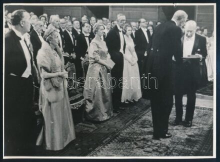 1961 Békésy György (később Georg von Békésy) (Budapest, 1899 - Honolulu, 1972) magyar - amerikai biofizikus. 1961-ben elnyerte az orvostudományi Nobel-díjat ,,a belső fül, a csiga ingerlésének fizikai mechanizmusával kapcsolatos felfedezéseiért", a hírfot
