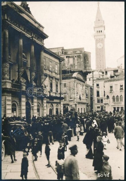 cca 1916-1918 Trieszt, IV. Károly érkezése alkalmából összegyűlt tömeg a városban. Eredeti fotó, a hátoldalon feliratozva, pecséttel jelzett (Lichtbildstelle des Kriegspressequartiers, Wien), felületén kis ázásnyommal, 17x12 cm / cca 1916-1918 Triest/Trie