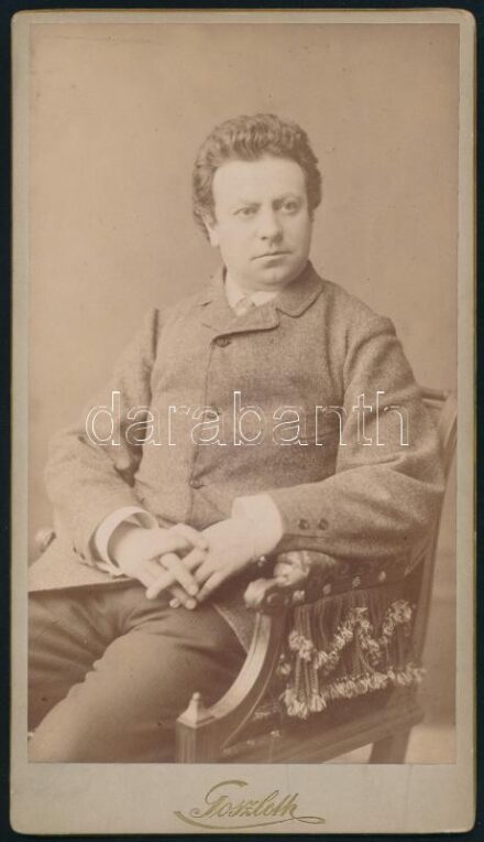 cca 1900 Újházy Ede (1841-1915) színész, jellemkomikus, a realista színjátszás egyik úttörője, az Újházi tyúkhúsleves névadójának portréfotója, keményhátú fotó Goszleth István budapesti műterméből, a kartonon kis kopásnyomokkal, a fotó felületén folttal,