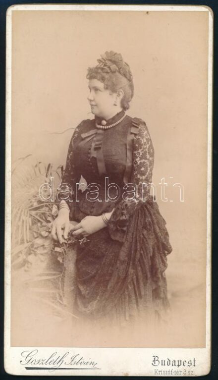 cca 1890-1900 Vízvári Gyuláné Szigeti Jolán (1855-1907) színésznő, Szigeti József színműíró leánya, Vízvári Gyula színész férje, Vízvári Mariska édesanyja portréfotója, keményhátú fotó Goszleth István budapesti műterméből, 20x11,5