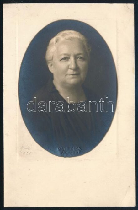 1928 Benczúr Ida (1876-1970) festőművésznő, Benczúr Gyula lánya, Máté Olga (1878-1961) festőművész ceruzával és szárazpecséttel jelzett fotója, 16×10,5 cm