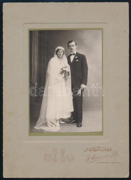 1932 Isztambulban készült, keményhátú, vintage műtermi fotó, hátoldalán magyar felirattal, 24,8x18 cm