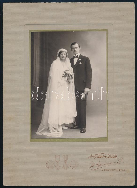 1932 Isztambulban készült, keményhátú, vintage műtermi fotó, hátoldalán magyar felirattal, 24,8x18 cm