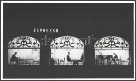 cca 1965 Budapest, zenés ,,espresso" esti kivilágításban, 1 db vintage fotó, ezüst zselatinos fotópapíron, 18x30 cm