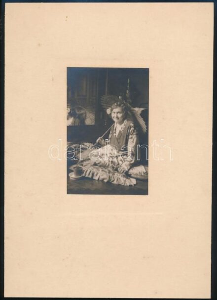 cca 1932 Japán gésának öltözött napernyős hölgy, vintage fotó, 12,2x8 cm, karton 29x20,5 cm