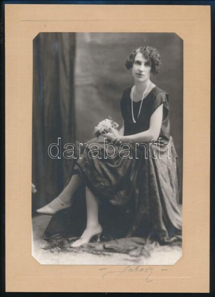 cca 1929 Budapest, Labori fényképész műtermében készült, vintage fotó, aláírva, 22,2x14,5 cm, karton 27,5x19,6 cm