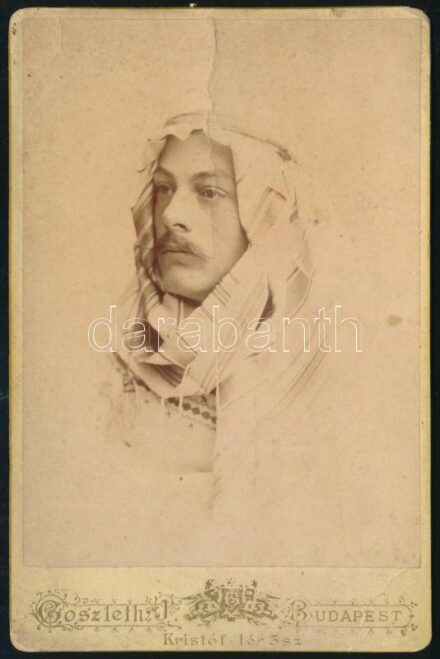 cca 1890 Kufiját (keffiyeh) viselő európai férfi portréja, Goszleth István európai műterméből, foltos, törésnyommal, 17x11 cm