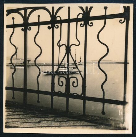 cca 1935 Bergsmann Pál budapesti fotóművész és vadevezős hagyatékából 1 db jelzés nélküli vintage fotó (Balatoni látkép), ezüst zselatinos fotópapíron, Bergsmann is tagja volt a - rövid ideig létező - Modern Magyar Fényképezők Társaságának, 58x58