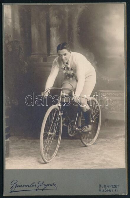 cca 1910 Versenybiciklista műtermi portréja, keményhátú fotó Bäumler műterméből, 16×10,5 cm