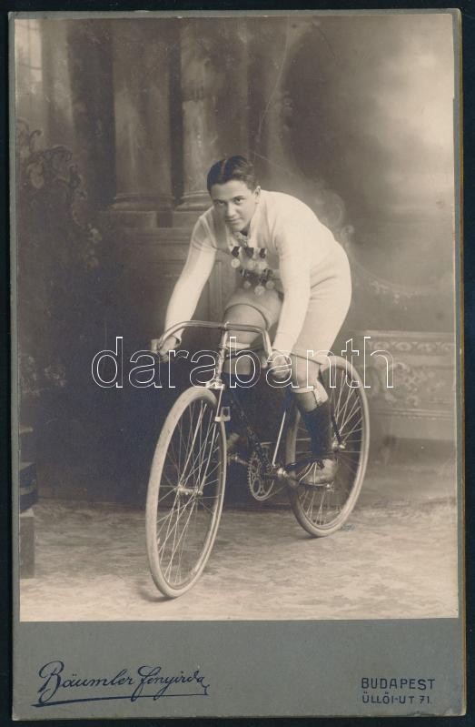 cca 1910 Versenybiciklista műtermi portréja, keményhátú fotó Bäumler műterméből, 16×10,5 cm