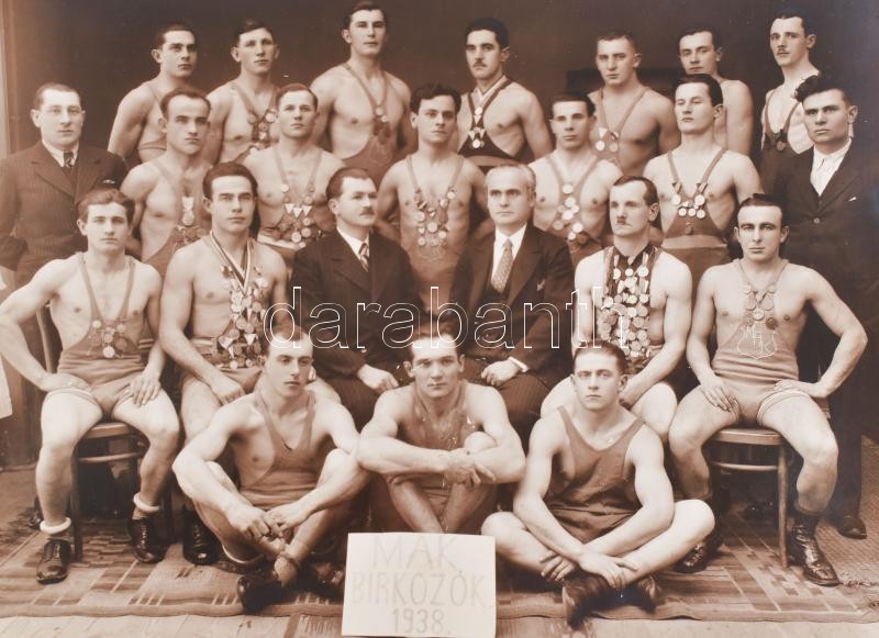 1938 A Makói Atlétikai Klub birkózóinak csoportképe, Bucskó Gyula fotója, Makó, keretben, 17×23 cm, keret: 29×35 cm - Image 2