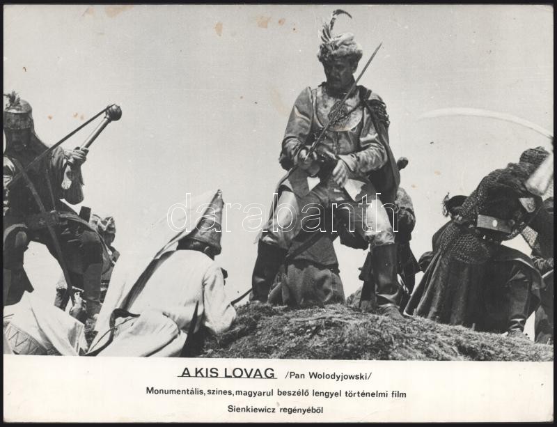 cca 1969 ,,A kis lovag" című lengyel történelmi film jelenetei és szereplői, 6 db vintage produkciós filmfotó ezüst zselatinos fotópapíron, a használatból eredő (esetleges) kisebb hibákkal, + hozzáadva egy szöveges kisplakát, 18x24 - Image 4
