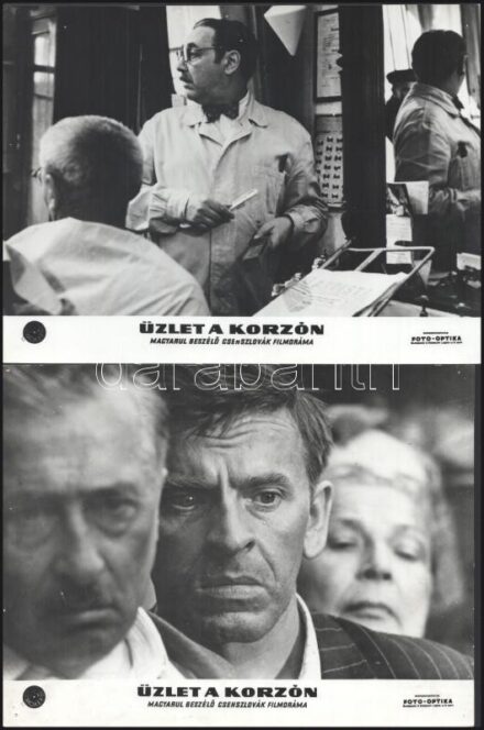 cca 1965 ,,Üzlet a korzón" című csehszlovák filmdráma jelenetei és szereplői, 5 db vintage produkciós filmfotó ezüst zselatinos fotópapíron, a használatból eredő (esetleges) kisebb hibákkal, + hozzáadva 2 db filmismertető kisnyomtatványt, 18x24