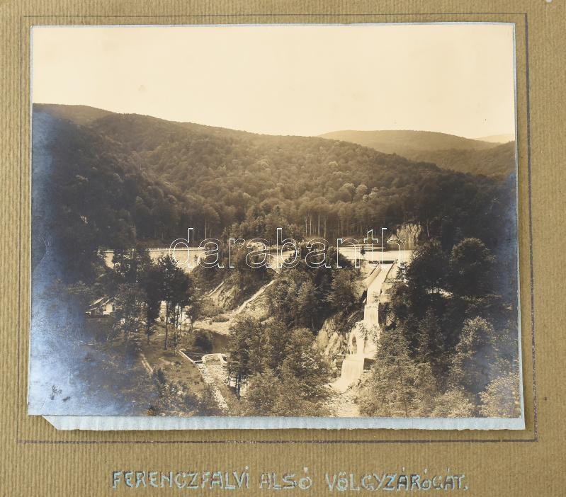 cca 1905 Erdély a Ferencfalvi alsó völgyzárógát. Krassó-Szörény vármegye. Az Osztrák-Magyar Vasúttársaság létesítménye. Nagy méretű fotó 28x22 cm Kartonon / 1905, Transylvania, the lower dam of Ferencfalva. Krassó-Szörény County. A facility of the Austro- - Image 2