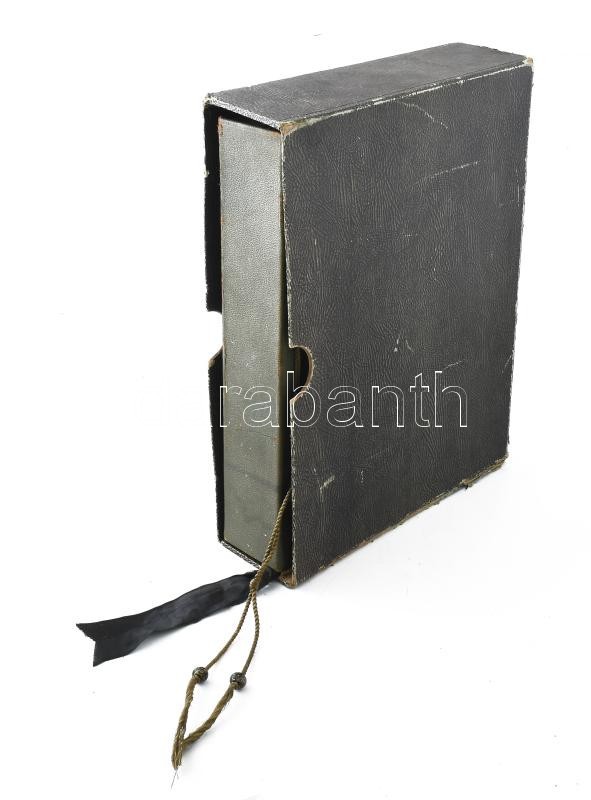 1930 Ribáry Ernő (?-1930) egyedi készítésű emlékkönyve. Nagyméretű, dekoratív bőrkötésű, zsinórfűzéses emlékkönyv/album, benne Ribáry Géza (az elhunyt fia) apjáról írt írásaival, visszaemlékezésivel; fotókkal, kézzel festett/rajzolt illusztrációkkal