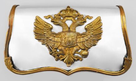 Osztrák-magyar lovassági tiszti tölténytáska, patrontáska (kartus). Fadoboz bordó bőrbevonattal, ezüst (Ag) lemezekkel és szerelékekkel, fedelén réz szegéllyel és osztrák kétfejű sassal díszítve, eredeti szíjjal. XIX. sz. vége-XX. sz. eleje. A fedél belső