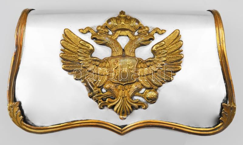 Osztrák-magyar lovassági tiszti tölténytáska, patrontáska (kartus). Fadoboz bordó bőrbevonattal, ezüst (Ag) lemezekkel és szerelékekkel, fedelén réz szegéllyel és osztrák kétfejű sassal díszítve, eredeti szíjjal. XIX. sz. vége-XX. sz. eleje. A fedél belső