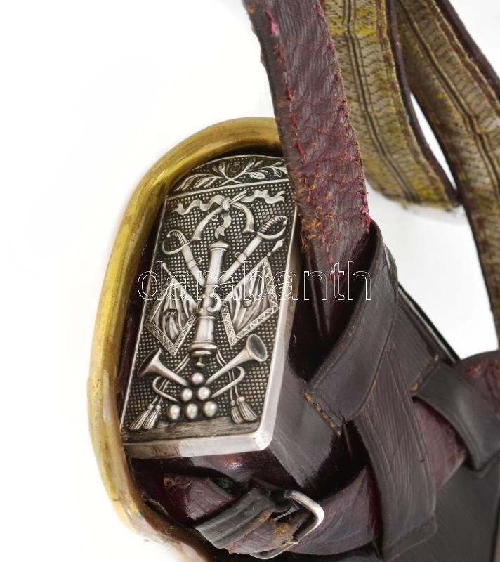 Osztrák-magyar lovassági tiszti tölténytáska, patrontáska (kartus). Fadoboz bordó bőrbevonattal, ezüst (Ag) lemezekkel és szerelékekkel, fedelén réz szegéllyel és osztrák kétfejű sassal díszítve, eredeti szíjjal. XIX. sz. vége-XX. sz. eleje. A fedél belső - Image 3