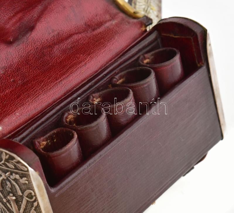 Osztrák-magyar lovassági tiszti tölténytáska, patrontáska (kartus). Fadoboz bordó bőrbevonattal, ezüst (Ag) lemezekkel és szerelékekkel, fedelén réz szegéllyel és osztrák kétfejű sassal díszítve, eredeti szíjjal. XIX. sz. vége-XX. sz. eleje. A fedél belső - Image 4