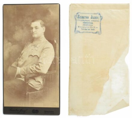 cca 1916 I. világháborús katonai lelkész kitüntetésekkel (II. Osztályú Érdemkereszt Lelkészek Számára és Katonai Jubileumi Kereszt), keményhátú fotó Szenetra Jószef temesvári műterméből, a műterem eredeti, szecessziós logójával ellátott, sérült