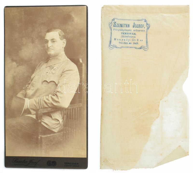 cca 1916 I. világháborús katonai lelkész kitüntetésekkel (II. Osztályú Érdemkereszt Lelkészek Számára és Katonai Jubileumi Kereszt), keményhátú fotó Szenetra Jószef temesvári műterméből, a műterem eredeti, szecessziós logójával ellátott, sérült