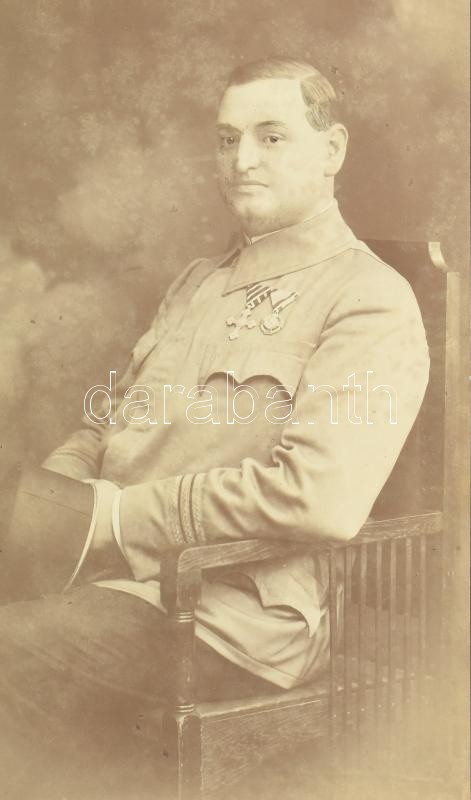 cca 1916 I. világháborús katonai lelkész kitüntetésekkel (II. Osztályú Érdemkereszt Lelkészek Számára és Katonai Jubileumi Kereszt), keményhátú fotó Szenetra Jószef temesvári műterméből, a műterem eredeti, szecessziós logójával ellátott, sérült - Image 2