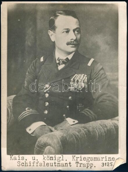 cca 1914-1918 Georg Ludwig Ritter von Trapp (Trapp György lovag) (1880-1947) sorhajóhadnagy, az Osztrák-Magyar Cs. és Kir. Haditengerészet (K. u. k. Kriegsmarine) tisztje. Ő volt az I. világháború legeredményesebb osztrák-magyar tengeralattjáró-kapitánya,