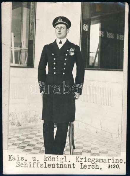 cca 1914-1915 Egon Lerch (1886-1915) sorhajóhadnagy, az Osztrák-Magyar Cs. és Kir. Haditengerészet (K. u. k. Kriegsmarine) tisztje. 1914. augusztusától az U-12 tengeralattjáró parancsnoki tisztségét látta el, egészen haláláig. Harci cselekményben először