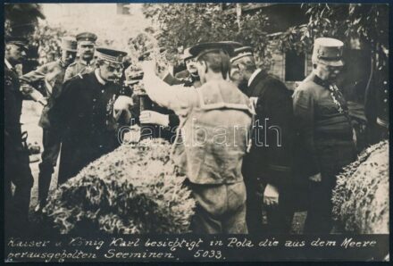 cca 1916-1918 IV. Károly osztrák császár, magyar király a tengerből kiemelt ellenséges aknákat tekint meg Pólában, az Osztrák-Magyar Cs. és Kir. Haditengerészet (K. u. k. Kriegsmarine) magas rangú tisztjeinek társaságában. Eredeti fotó, a hátoldalon felir