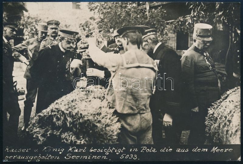 cca 1916-1918 IV. Károly osztrák császár, magyar király a tengerből kiemelt ellenséges aknákat tekint meg Pólában, az Osztrák-Magyar Cs. és Kir. Haditengerészet (K. u. k. Kriegsmarine) magas rangú tisztjeinek társaságában. Eredeti fotó, a hátoldalon felir