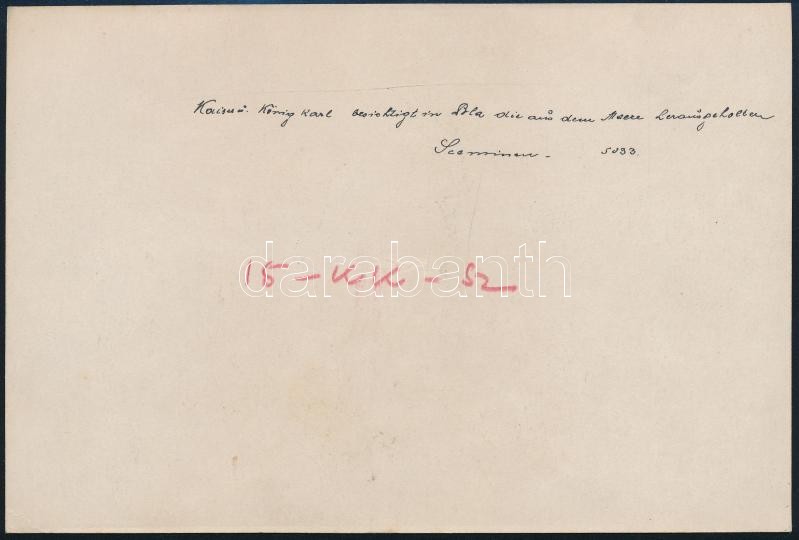 cca 1916-1918 IV. Károly osztrák császár, magyar király a tengerből kiemelt ellenséges aknákat tekint meg Pólában, az Osztrák-Magyar Cs. és Kir. Haditengerészet (K. u. k. Kriegsmarine) magas rangú tisztjeinek társaságában. Eredeti fotó, a hátoldalon felir - Image 2