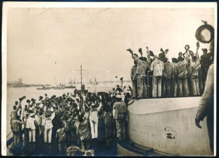 cca 1915 Az olasz hadüzenet hírét fogadó legénység az Osztrák-Magyar Cs. és Kir. Haditengerészet (K. u. k. Kriegsmarine) hadihajójának fedélzetén. Eredeti fotó, a hátoldalon feliratozva, egyik sarka kissé sérült, 17,5x12,5 cm / cca 1915 Crewmen on board a