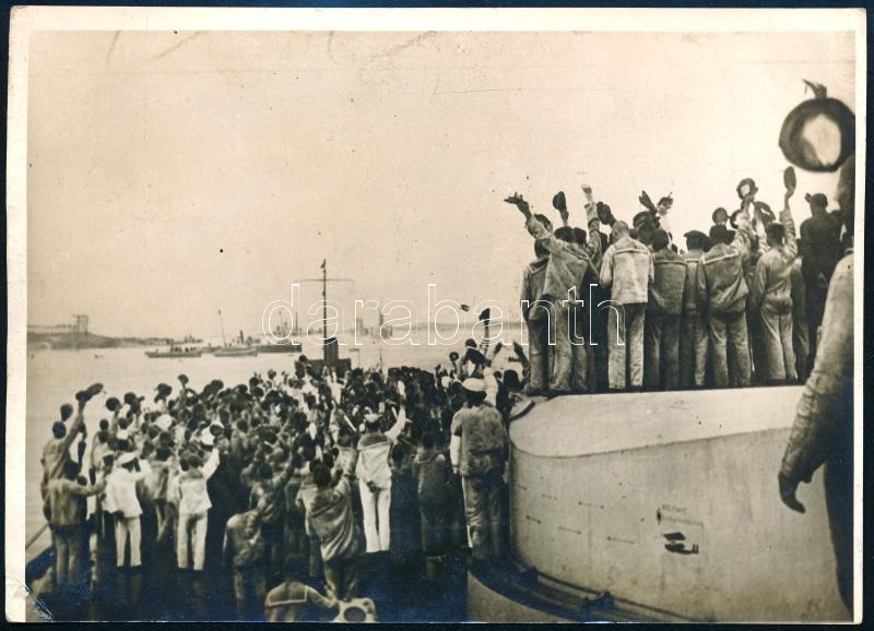 cca 1915 Az olasz hadüzenet hírét fogadó legénység az Osztrák-Magyar Cs. és Kir. Haditengerészet (K. u. k. Kriegsmarine) hadihajójának fedélzetén. Eredeti fotó, a hátoldalon feliratozva, egyik sarka kissé sérült, 17,5x12,5 cm / cca 1915 Crewmen on board a