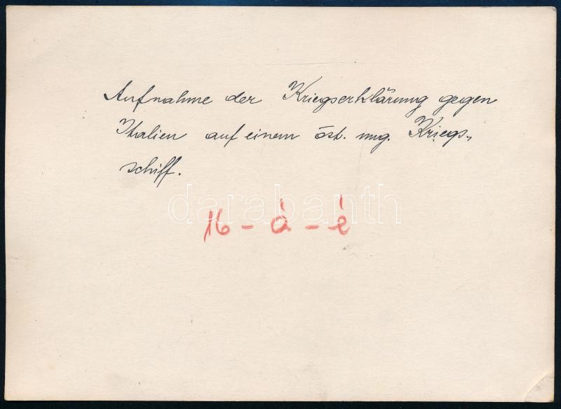 cca 1915 Az olasz hadüzenet hírét fogadó legénység az Osztrák-Magyar Cs. és Kir. Haditengerészet (K. u. k. Kriegsmarine) hadihajójának fedélzetén. Eredeti fotó, a hátoldalon feliratozva, egyik sarka kissé sérült, 17,5x12,5 cm / cca 1915 Crewmen on board a - Image 2